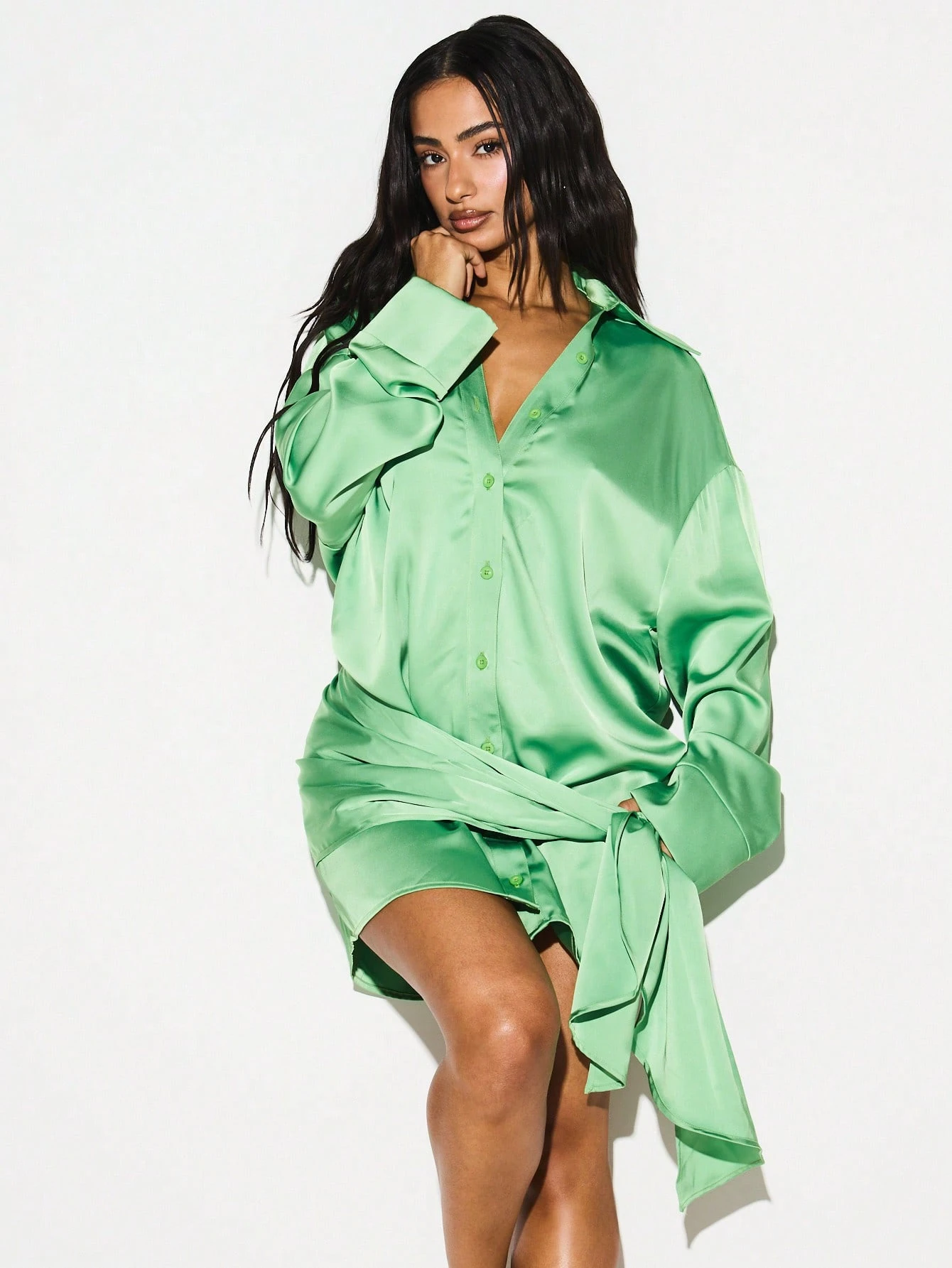 KIZN サテンカラーシャツドレス（タイベルト付き）