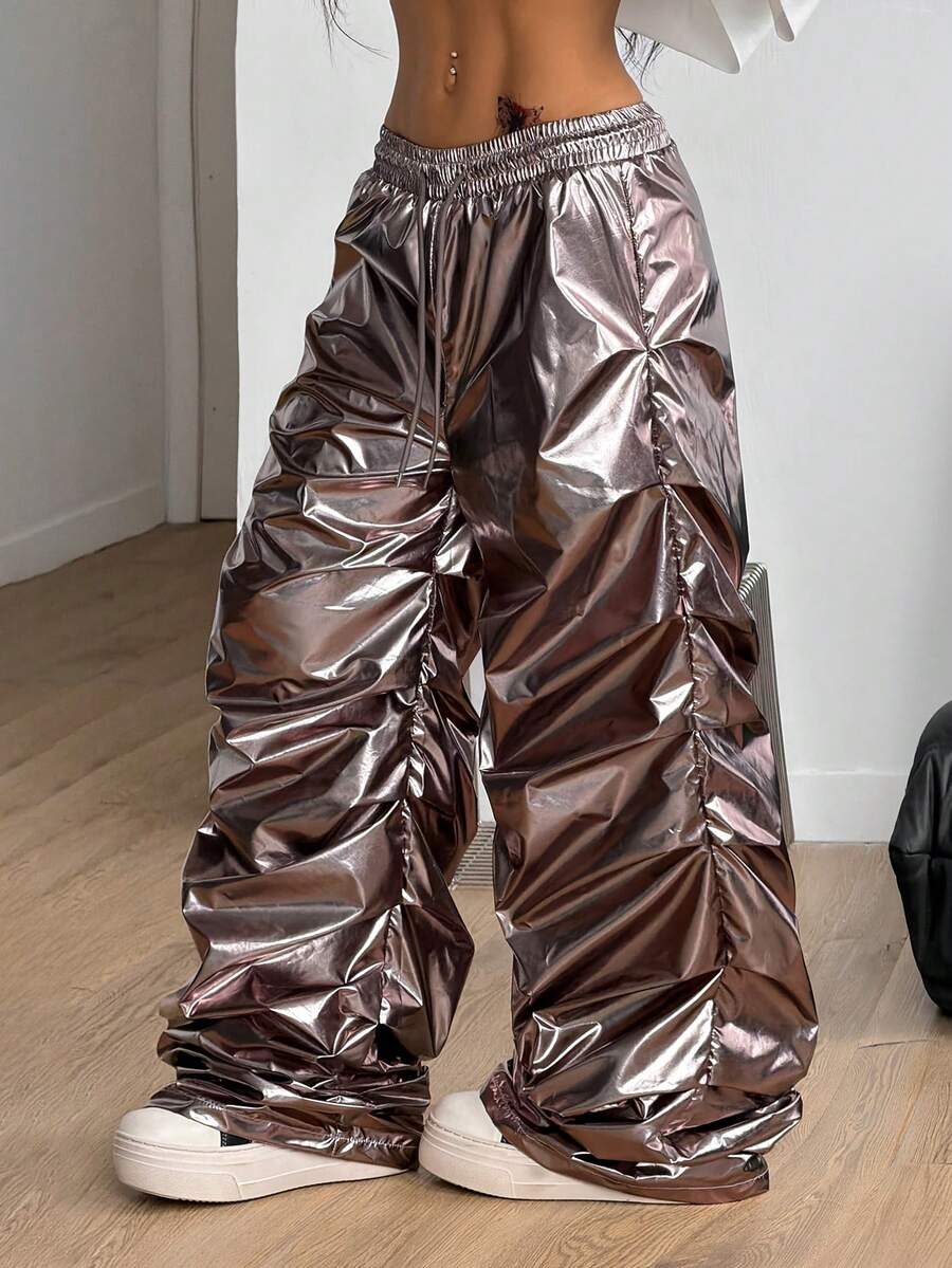 Coolane Y2K银色PU涂层降落伞裤，直筒阔腿裤脚口袋松紧腰长裤 - 銅色 - 查看 1