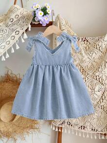 SHEIN Vintaside Kids 乡村风女婴无袖连衣裙，水洗浅蓝色连衣裙+可拆卸蝴蝶结装饰，为宝宝增添俏皮可爱，适合日常外出、休闲聚会、派对等场合，为春秋两季增添一抹俏皮可爱。 - 淺色水洗藍 - 查看 2