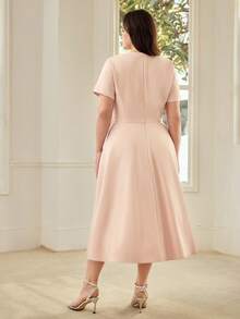 MOTF PREMIUM 大码女式短袖碎花装饰腰部A字下摆中长连衣裙，优雅简约，春夏款 - 粉色 - 查看 3