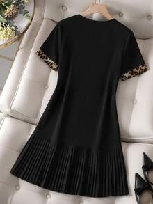 Vestido casual de manga corta con escote en V, estampado de leopardo y parches para mujer de talla grande para salidas y fiestas - Negro - Ver 2