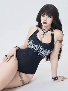 ROMWE Goth 2026 哥特朋克性感神秘连体泳衣，采用前卫设计，字母印花，金属铆钉装饰，蝴蝶结颈带，黑色、白色可选，修身剪裁，适合春夏、新年、情人节、返校季、旅行、海滩、休闲、派对、户外活动等场合。 - 黑與白 - 查看 11