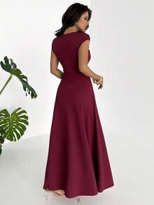 Firerie 女士新款性感优雅金属装饰不对称肩部褶皱腰部A字连衣裙，适合外出、派对和其他场合 - 酒紅色 - 查看 8