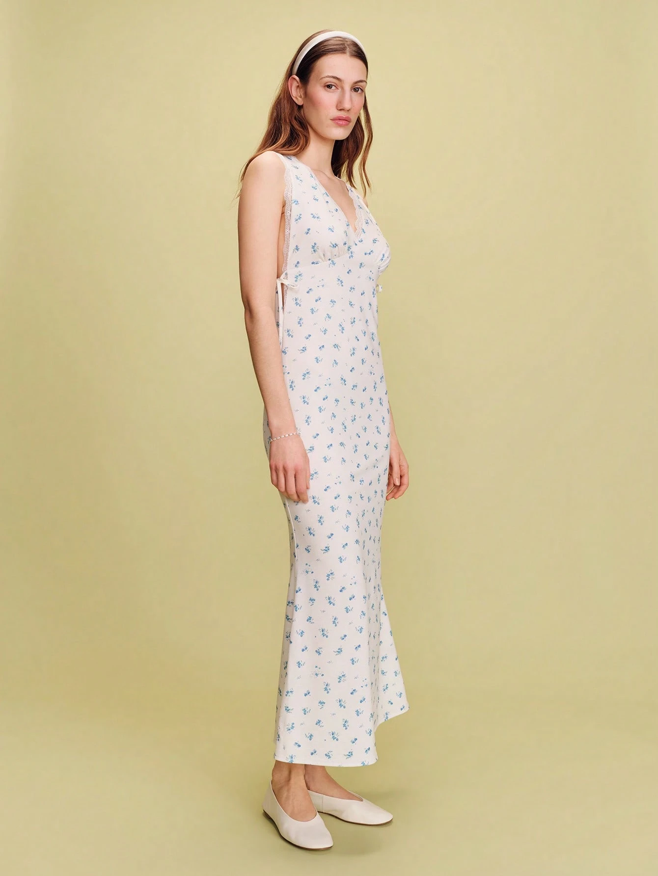 Ecru And Blue Floral Jersey Maxi Dress With A V-Neckline Trimmed In White Lace Spring Summer Vacation Dress French Style Parisian Style Cute Dress Evening Dress Vintage Holiday Dress Dresses For Woman Summer Floral Print Dress Lace Trim Dress Sleeveless Dress