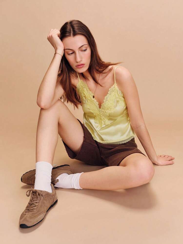 Gelbes Satin-Camisole mit seitlichen Schlitzen und Spitzenbesatz, französischer Frühlings-/Sommerstil, Pariser Stil, gelbes Satin-Top für Ausgehabende, Nachtausgehen, Camisole-Tops für Frauen, Spaghettiträger-Tops für Frauen, Sommertops für Frauen, elegante Damenblusen für den Sommer, süße Camisole-Tops für Frauen