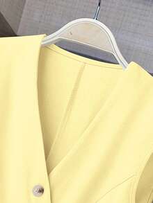 SHEIN Clasi 女士时尚通勤优雅浪漫情人节纯色褶皱不对称纽扣 V 领背心 - 黃色 - 查看 3