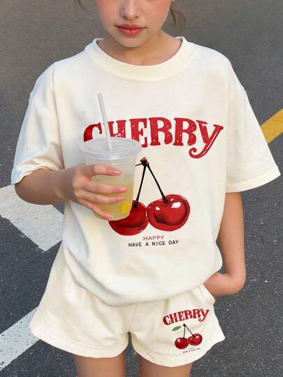 SHEIN Leap Crew סט של 2 יחידות/סט של בנות טווין - חולצה ומכנסיים קצרים עם צווארון עגול, הדפס דובדבן רטרו, לבן קרם, קיץ