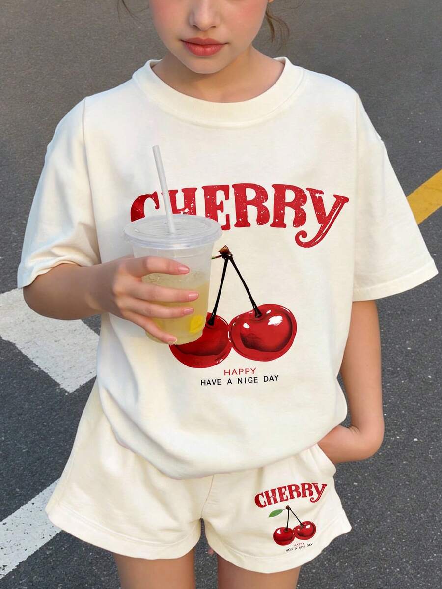 SHEIN Leap Crew 2 件套 Tween 女童复古樱桃印花奶油白色休闲圆领短袖 T 恤和短裤套装,夏季 - 彩色 - 查看 1