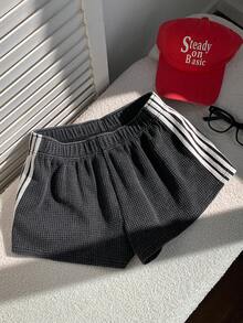 Comfortcana 女士休闲华夫格水洗棉质纹理面料弹力腰带撞色条纹侧边短裤，适合运动、日常通勤，2026年夏季新款春夏时尚女装，适合海滩度假休闲穿着。 - 彩色 - 查看 5