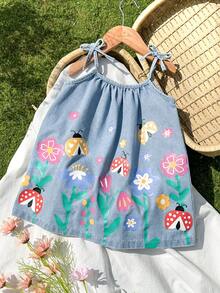 Vintaside Kids Đầm denim cho bé gái, màu xanh nhạt, dáng rộng, dây đeo mảnh, in hình bướm, hoa và bọ rùa dễ thương, chất liệu denim cotton nhẹ và mềm mại, là item thời trang không thể thiếu cho các bé gái sành điệu, thích hợp mặc vào mùa xuân/hè, đi chơi, chụp ảnh, dạo phố, dự tiệc, mẫu mới mùa hè 2026. - Rửa nhẹ - Xem 1