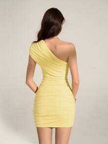 SHEIN Tall Đầm mini ôm sát màu trơn xếp ly dành cho nữ, thích hợp cho mùa hè, đi club, đầm một tay gợi cảm màu vàng, đầm lệch vai. - Màu vàng - Xem 3