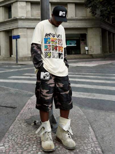 MTV | SHEIN Bộ đồ nam gồm áo dài tay cổ tròn và quần short in chữ họa tiết rằn ri tương phản.