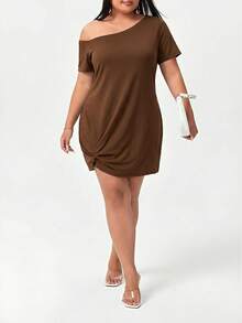 SHEIN Essnce 加大码不对称领口扭结下摆连衣裙 黑色露肩连衣裙 露肩加大码连衣裙 纯色加大码连衣裙 加大码休闲连衣裙 - 棕色 - 查看 4