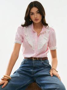 Poéselle 女士荷叶边条纹短袖单排扣衬衫，粉色衬衫，外出上衣，女士休闲衬衫，夏季上衣，优雅，沙滩，度假西部风衬衫，短袖衬衫，蕾丝上衣，荷叶边蕾丝上衣，条纹上衣，70年代风格上衣 - 粉色 - 查看 2