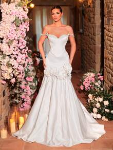 Glamrae 优雅、迷人、时尚。白色奢华缎面面料，饰以手工立体花朵和珍珠点缀。露肩设计，两穿式，后背系带，落肩剪裁，超大鱼尾裙摆，褶裥设计，拖尾。适合婚礼宾客、新娘、伴娘、正式场合和特殊活动。一款华丽精致的婚纱。 - 白色 - 查看 2