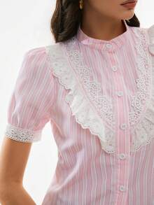 Poéselle 女士荷叶边条纹短袖单排扣衬衫，粉色衬衫，外出上衣，女士休闲衬衫，夏季上衣，优雅，沙滩，度假西部风衬衫，短袖衬衫，蕾丝上衣，荷叶边蕾丝上衣，条纹上衣，70年代风格上衣 - 粉色 - 查看 7