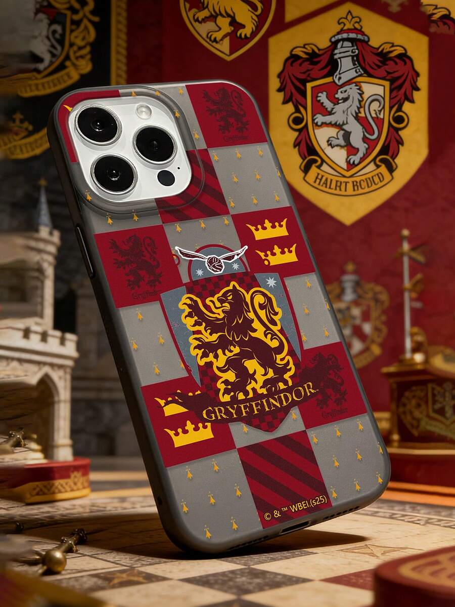 HARRY POTTER X SHEIN 1 ốp lưng điện thoại Harry Potter Gryffindor House Crest họa tiết caro, màu đỏ và vàng, chất liệu TPU bảo vệ, chống sốc và chống trầy xước, phong cách thế giới phù thủy, tương thích với iPhone và Galaxy, tương thích với iPhone 11/12/12 Mini/13/14/15/16/16 Plus/17/17 Pro/17 Pro Max và Samsung Galaxy S24 Ultra/S25 Ultra/A06/A17, quà tặng cho người hâm mộ Harry Potter, sinh nhật, tựu trường, phụ kiện điện thoại, giao hàng nhanh. - màu đen - Xem 1