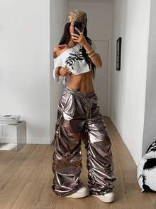 Coolane Y2K银色PU涂层降落伞裤，直筒阔腿裤脚口袋松紧腰长裤 - 銅色 - 查看 5