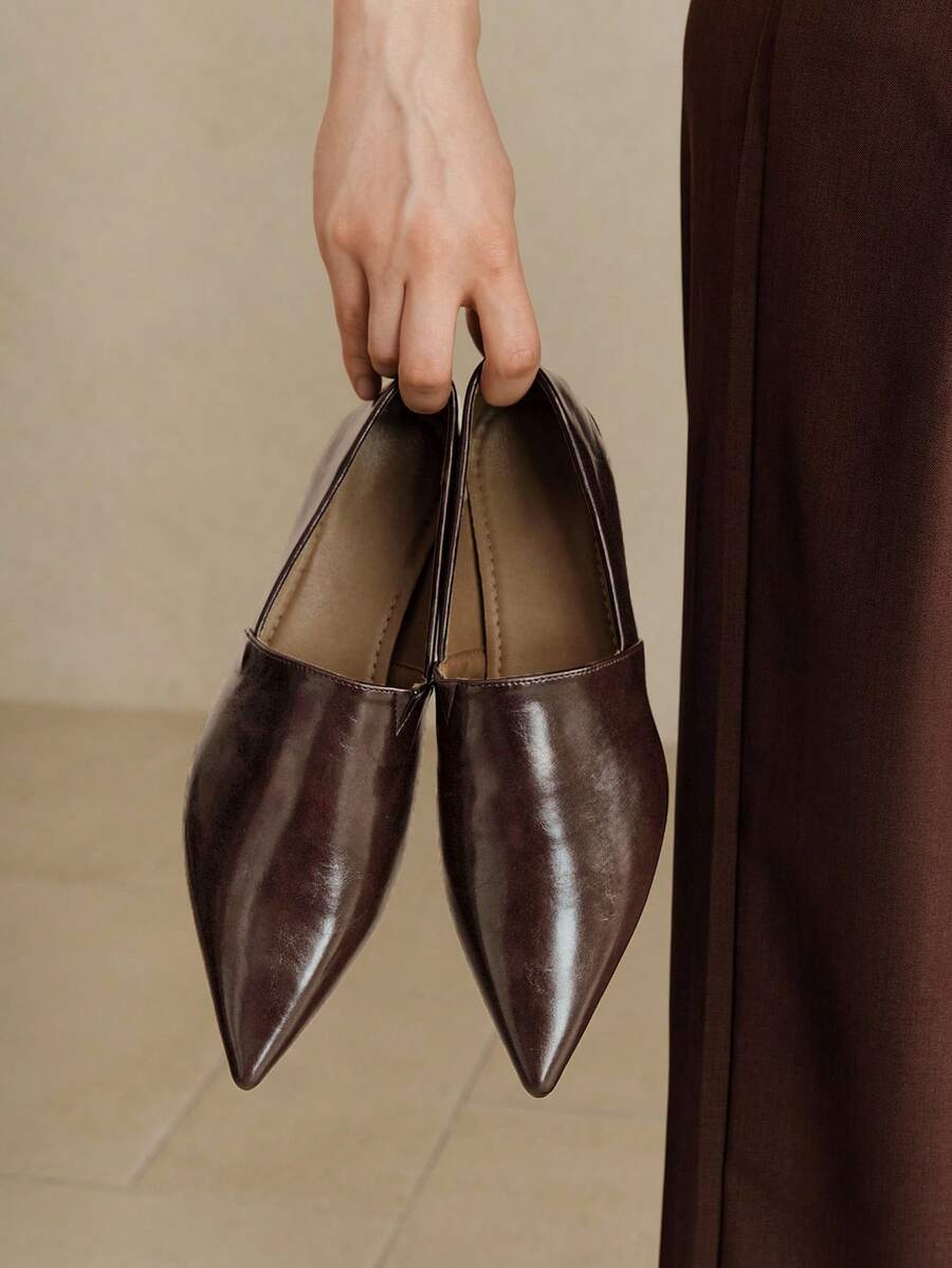 2024 秋冬新款咖啡色女士尖头乐福鞋，百搭简约舒适一脚蹬平底鞋，休闲通勤鞋