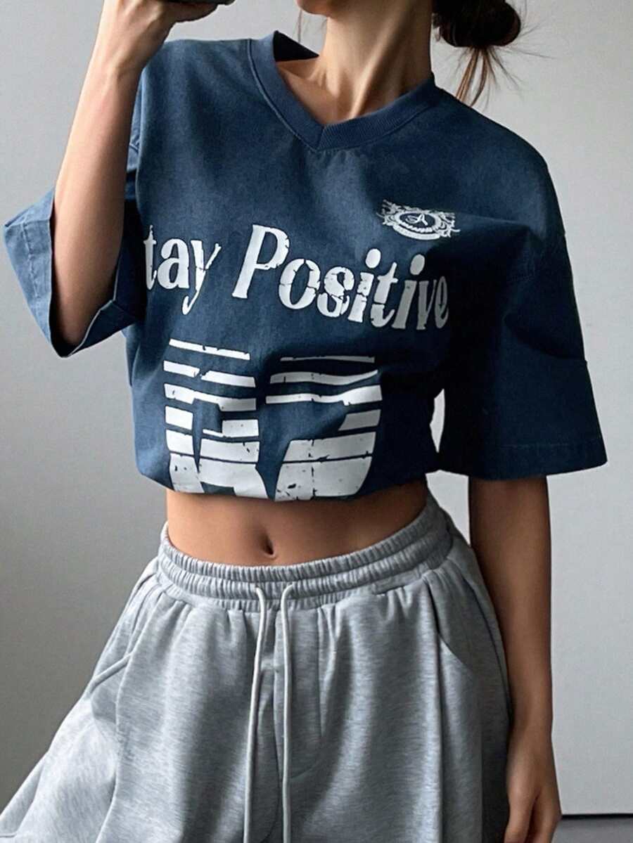 DAZY 女士V领短袖宽松字母印花休闲街头风牛仔套头衫，夏季 - 中等水洗藍 - 查看 1