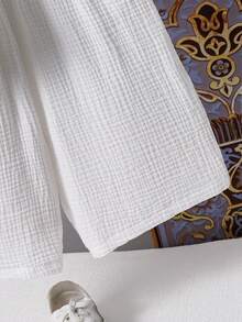 SHEIN 两件套男童纯色圆领短袖开衫和松紧腰短裤套装，适合通勤、上学、休闲外出、运动、春夏穿着。 - 白色 - 查看 6