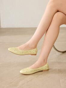 MOTF 女士法式复古高品质PU皮革铆钉褶皱圆头平底鞋，黄色百搭优雅轻便防滑简约时尚豆豆鞋 - 黃色 - 查看 2