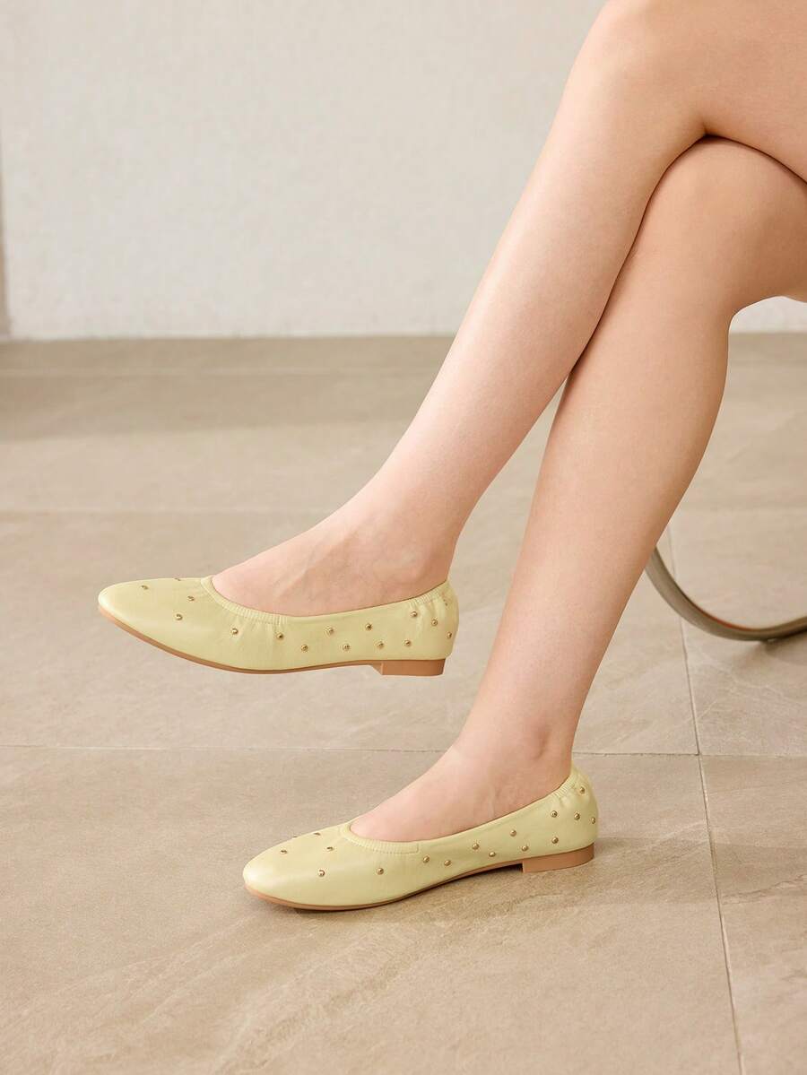 MOTF Giày nữ kiểu Pháp cổ điển chất liệu da PU cao cấp, đính đinh tán, xếp ly, mũi tròn, đế bằng, màu vàng, đa năng, thanh lịch, dễ xỏ, nhẹ, chống trơn trượt, kiểu dáng đơn giản, thời trang hiệu Doudou. - Màu vàng - Xem 2