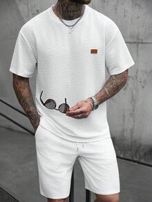 Manfinity CasualCool 男士休闲纯色短袖T恤短裤套装，夏季，男士经典款，日常休闲，周末旅行，户外活动，探险旅行，轻松工作环境或半正式场合，男友/老公礼物，周年纪念/生日礼物，派对，夏季假期，婚礼，春夏，复活节，舒适男士白色纹理针织运动套装，圆领T恤搭配松紧腰短裤，休闲夏季服装，男士白色两件套裤装，男士白色两件套服装，男士休闲两件套，男士夏季两件套，男士夏季运动服 - 白色 - 查看 6