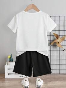 SHEIN Leap Crew 2 件套年轻男孩简约斋月图案短袖 T 恤和短裤，休闲夏季服装 - 白色 - 查看 3