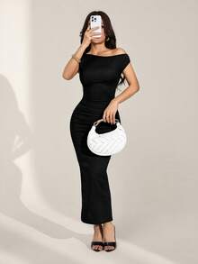 SHEIN PETITE Phong cách mùa đông 2025 mới: Giáng sinh, Năm mới, Sinh nhật, Tiệc tùng, Phong cách Preppy, Trang phục học sinh, Trang phục hàng ngày, Cơ bản, Đa năng, Thường ngày, Du lịch, Phong cách người nổi tiếng, Phong cách thời thượng, Phong cách đường phố, Thanh lịch, Công sở, Thường ngày, Gợi cảm, Một vai, Hở vai, Ôm sát, Hông, Eo xếp ly, Vải kẻ sọc, Váy đen, Váy dài mùa đông, Váy Giáng sinh, Váy năm mới, Váy nữ - màu đen - Xem 12