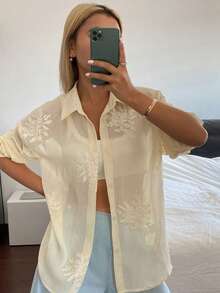 DAZY 植物印花串珠刺绣落肩袖女式衬衫 - 杏色 - 查看 3