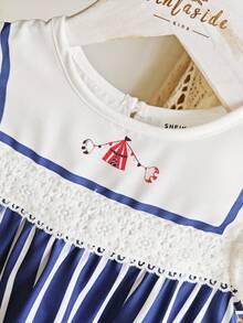 SHEIN Elladie kids 女童春夏休闲时尚新款连衣裙，正面饰有可爱小屋数码印花图案，白色镂空蕾丝边，白色蕾丝无袖荷叶袖，拼接条纹编织下摆，圆领连衣裙，适合春夏穿着，可爱韩版风格，简约时尚，适合日常上学、外出、聚会、度假等场合，柔软舒适，儿童休闲连衣裙，迷人童装，女童连衣裙，夏季服装。柔软舒适连衣裙。 - 藏蓝色 - 查看 3