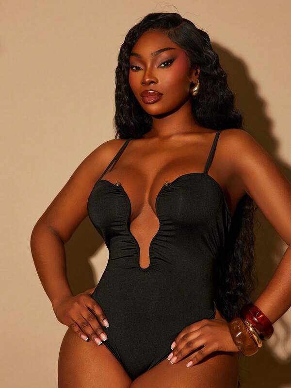 Radiana 大码女式春夏时尚休闲性感度假基本款连体衣，深V领