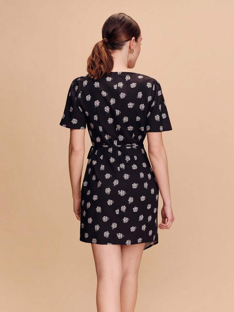 Vestido corto envolvente con estampado floral negro, de manga corta, con un estilo lindo y francés para la primavera y el verano