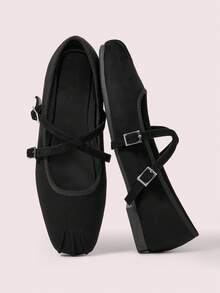 CUCCOO DOLLMOD Zapatos de mujer de punta cuadrada negros con característica de pliegues, correa cruzada de gamuza y bailarinas de bajo empeine - Negro - Ver 2