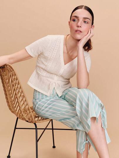 lacRébo 米白色镂空针织短袖上衣，前襟纽扣开合，腰部系带设计，春夏法式巴黎风情。