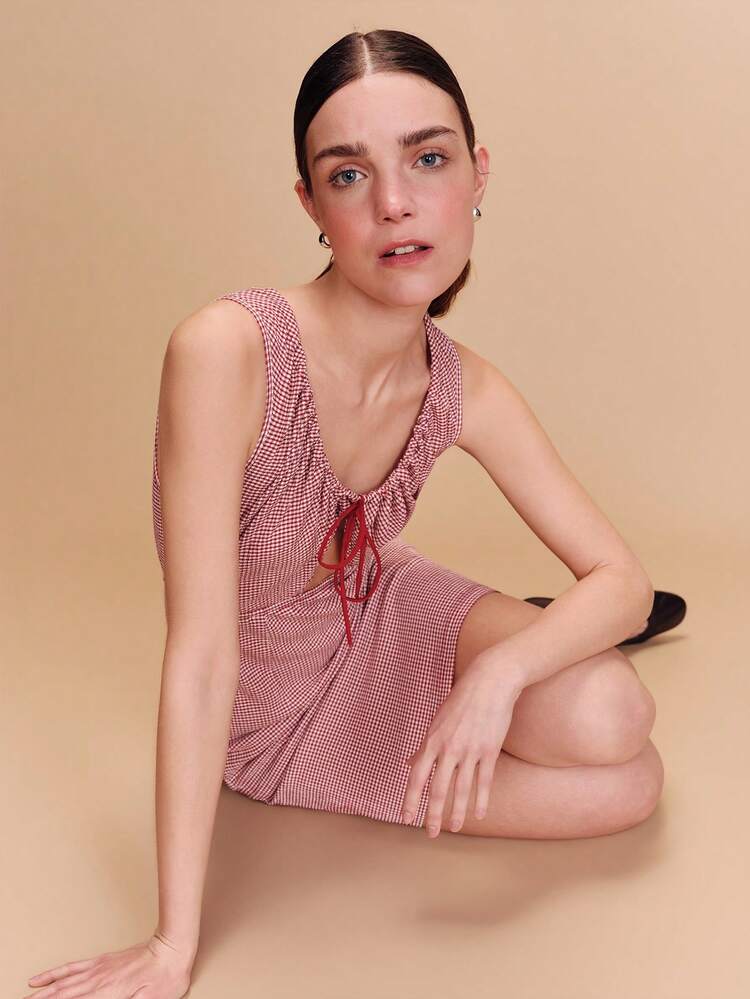 Robe mi-longue sans manches à carreaux pêche avec découpe et détail de nœud, style printemps été