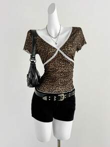 Sweetra 女士豹纹褶皱撞色滚边上衣，适合万圣节、感恩节、新年派对、通勤、日常穿着、旅行、度假 - V领，蕾丝滚边，短袖 - 棕色 - 查看 4