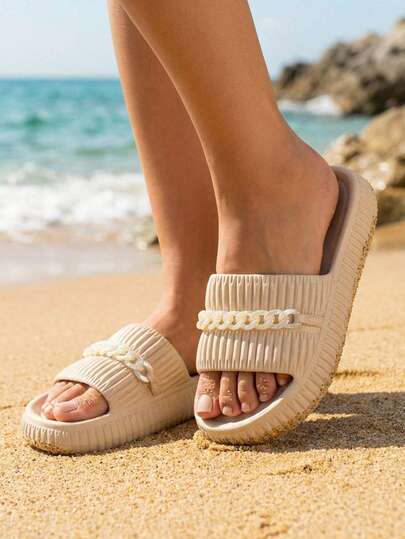 Sandalias Tipo Slide con Adorno de Cadena Elegante, Chanclas de Suela Gruesa Suaves para Dama, Calzado de Verano para Casa, Baño, Playa o Vacaciones, Pantuflas Ligeras de Secado Rápido con Textura de Nube, Slides de Estilo Sofisticado con Aplique de Eslabones, Sandalias de Descanso con Tracción, Chanclas de Goma Flexible con Detalle Moderno, Calzado Cómodo de Descanso con Diseño Estilizado