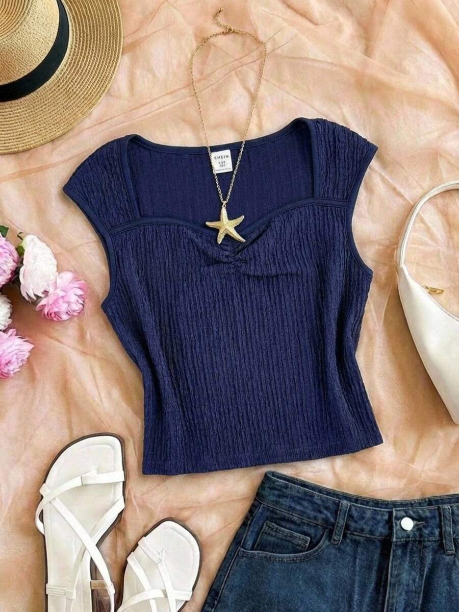 SHEIN Niña preadolescente Camiseta de cuello cuadrado texturizada en azul marino y diseño de corte corto sin mangas con pliegues en tela texturizada, con detalle de cuello en forma de corazón y pliegue delantero, de tela suave adecuada para el verano, con cuello cuadrado retro y ajuste texturizado único para uso diario/ligero, de corte ajustado sin restricciones, fácil de combinar y que crea un aspecto elegante y delicado para niña. - Azul Marino - Ver 1