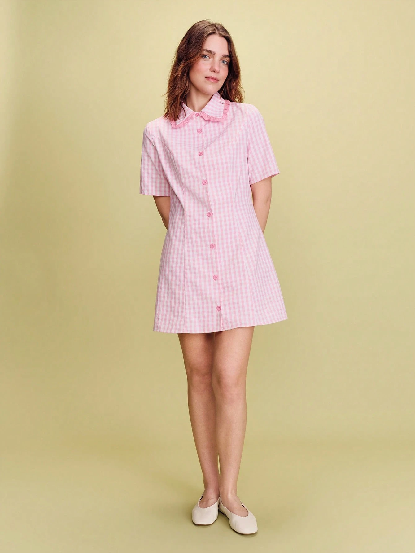 Vestido camisa mini a cuadros rosa y blanco con cuello bordado en rosa, estilo lindo de primavera y verano con estilo francés y parisino