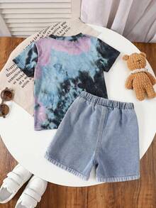 SHEIN Conjunto infantil masculino de 2 peças, casual, versátil e confortável, com camiseta de manga curta tie-dye colorida em degradê e shorts jeans. Ideal para passeios na primavera/verão, escola, férias e encontros com amigos. - Multicolorido - Ver 5