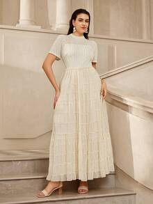 VOLUPTÉ CURVE Đầm cỡ lớn mùa xuân/hè, thanh lịch, lãng mạn, sang trọng màu trắng ngà, cổ cao, tay ngắn, chất liệu xếp lớp, thích hợp cho các buổi hẹn hò, kỳ nghỉ, sinh nhật, tiệc brunch, họp mặt, đám cưới. - Màu be - Xem 2