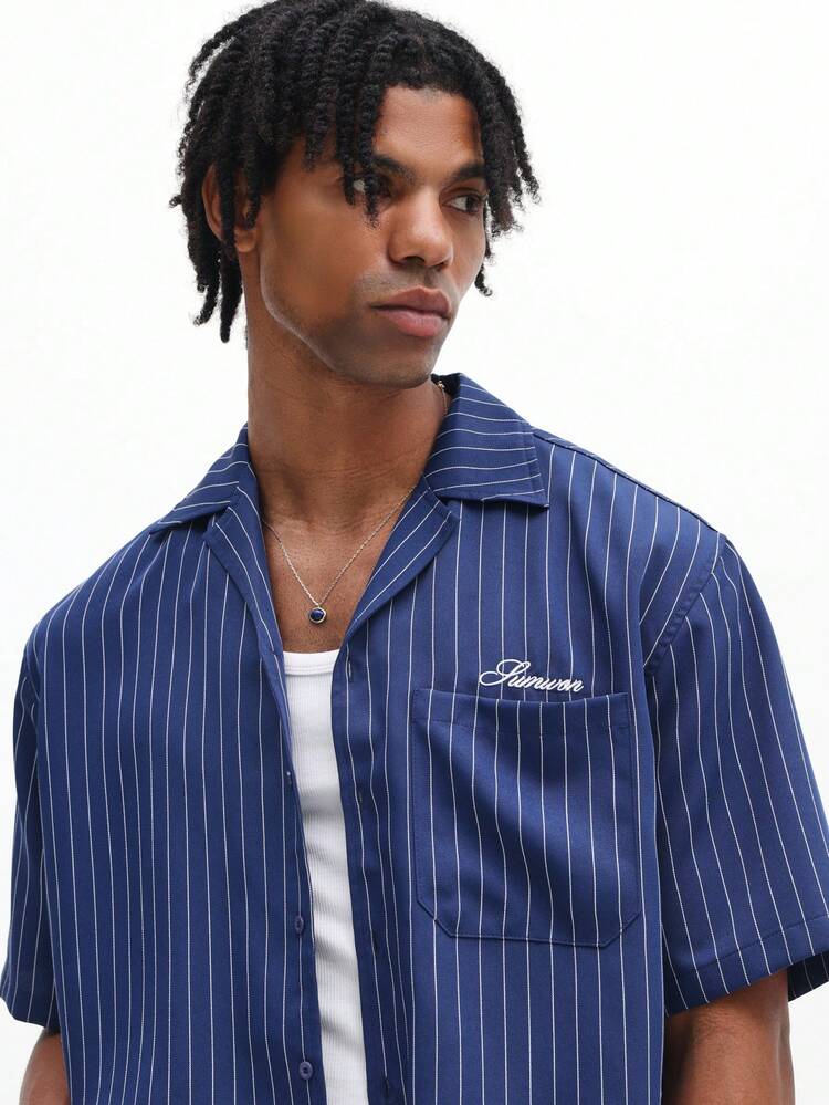 Camisa Casual de Verão com Botões, Mangas Curtas, Listras Verticais, Ajuste Justo e Bordado nas Costas