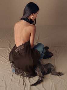 SHEIN BAE 优雅蕾丝拼接露背缎面吊带背心，性感挂脖无袖上衣，适合派对、鸡尾酒会、正式场合、圣诞节、商务休闲等场合。 - 咖啡棕 - 查看 6