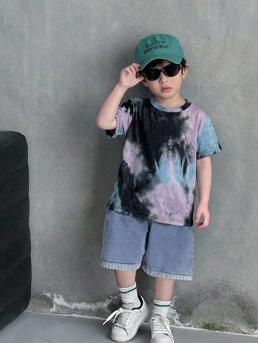SHEIN Conjunto infantil masculino de 2 peças, casual, versátil e confortável, com camiseta de manga curta tie-dye colorida em degradê e shorts jeans. Ideal para passeios na primavera/verão, escola, férias e encontros com amigos.