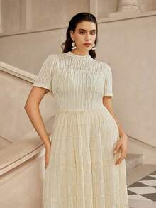 VOLUPTÉ CURVE Đầm cỡ lớn mùa xuân/hè, thanh lịch, lãng mạn, sang trọng màu trắng ngà, cổ cao, tay ngắn, chất liệu xếp lớp, thích hợp cho các buổi hẹn hò, kỳ nghỉ, sinh nhật, tiệc brunch, họp mặt, đám cưới. - Màu be - Xem 4