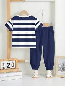 Bubblio 两件套男婴休闲宽松舒适短袖T恤和裤子套装，适合春夏穿着，经典条纹印花和时尚赛车标志印花 - 彩色 - 查看 4