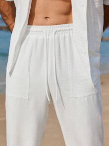 Manfinity Homme 男士舒适亚麻质感短袖荷叶边衬衫搭配抽绳松紧腰长裤，适合男士休闲度假、朋友聚会、派对、办公、商务休闲等场合，尤其适合春秋季穿着。 - 白色 - 查看 5