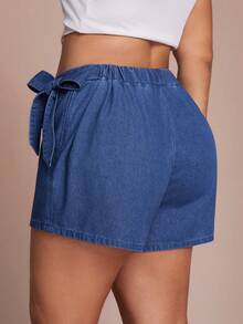 SHEIN PETITE CURVE 大码女式夏季休闲牛仔短裙，系带裹身式腰部褶皱蓝色百搭牛仔裙裤，内置短裤，完美搭配沙滩和度假装扮。大码纯色褶皱系带休闲裹身牛仔短裤。 - 中等水洗藍 - 查看 8